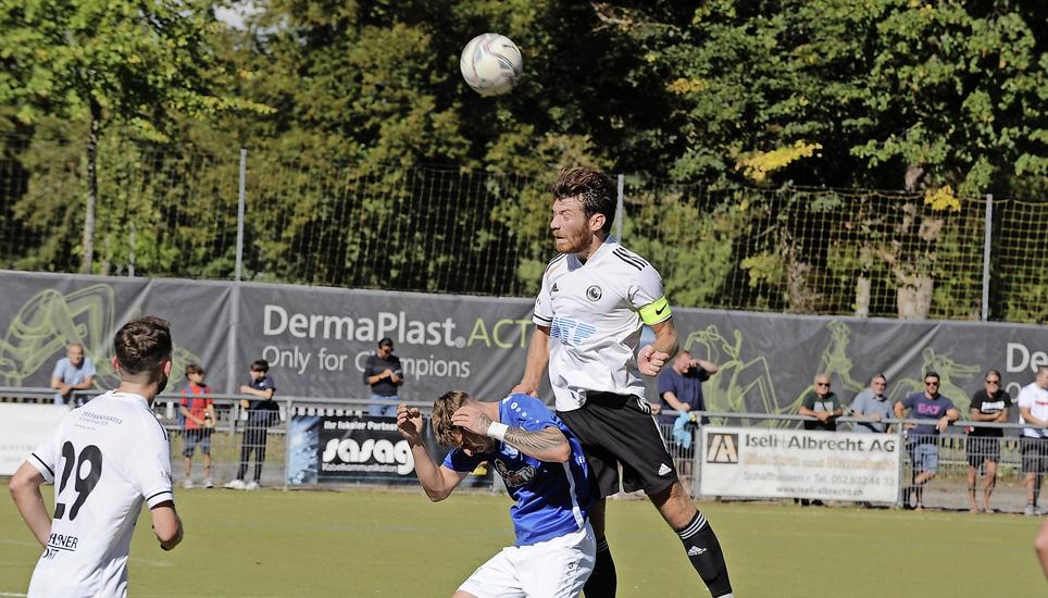 Obenauf: Die SV Schaffhausen um Verteidiger Fabio Schmocker (in Weiss) gewann das Hinspiel gegen Dardania St. Gallen mit 5:2. Bild: Daniel Koch