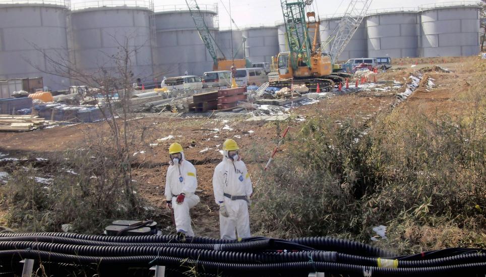 Ein Jahr nach der Nuklearkatastrophe in Fukushima sind Arbeiter im Jahr 2012 immer noch daran, die Schäden zu beheben. Bild: Key