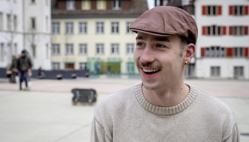 Bewegung mit dem Rollbrett hält warm, meint David Bukovac, der nur ein paar Schritte entfernt in der Neustadt wohnt.