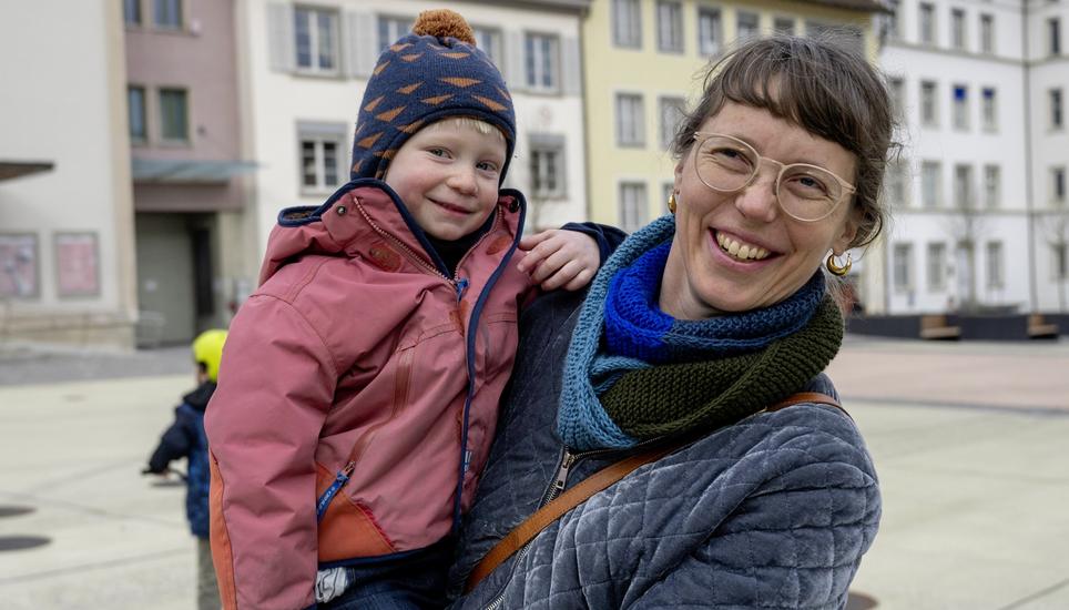 Rahel Wenger mit Sohn Nils findet Skateboarding als Mittel zur kreativen Selbstentfaltung toll.
