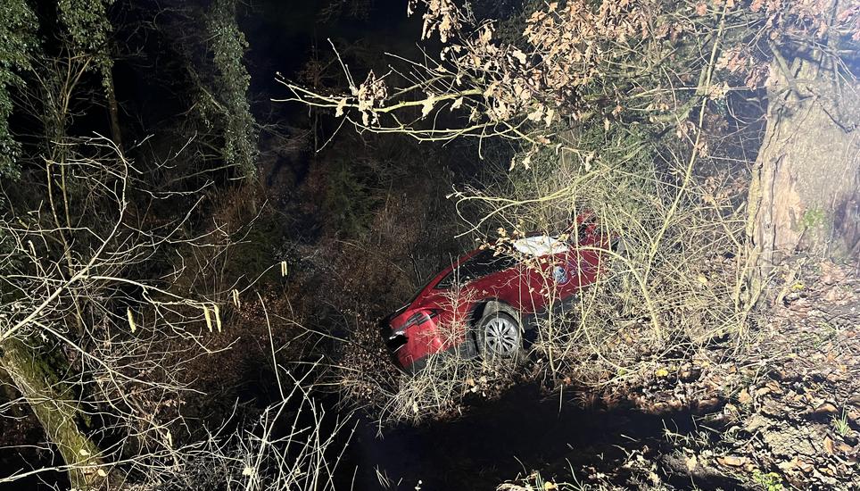 Bei der letzten Rechtskuve im bewaldeten Strassenabschnitt verlor er die Kontrolle über sein Fahrzeug, überquerte die Gegenfahrbahn und kam linksseitig von der Strasse ab. Bild: zVg/SHPOL