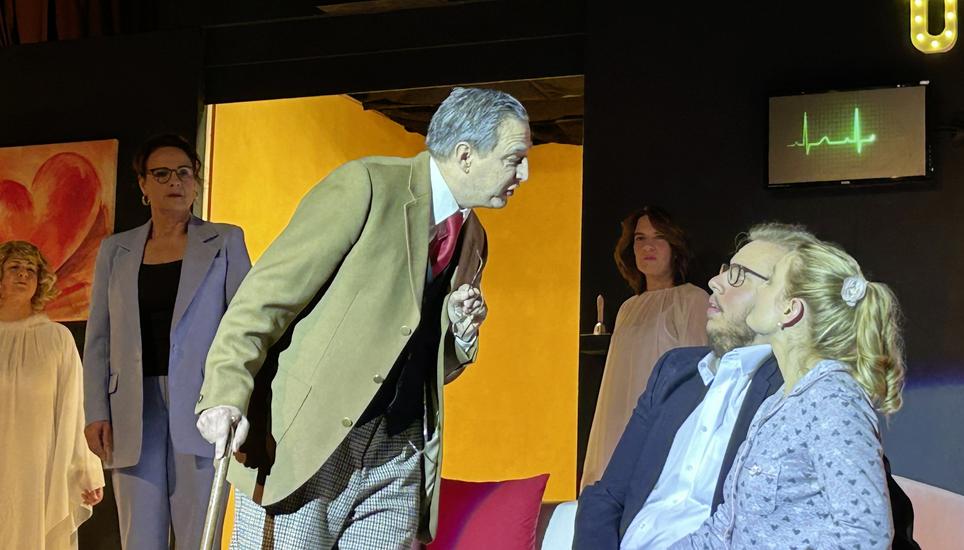 Im Raum zwischen Leben und Tod gibt es einige Diskussionen. Mit Brigitte Kessler, Markus Peter, Marco Graf und Shelly Düring (v. l.). Bild: Beatrix Bächtold