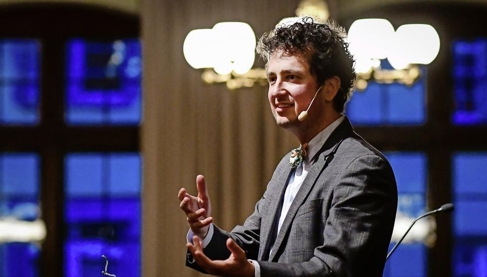 Nicola Forster spricht in der Rathauslaube über das Verhältnis zwischen der Schweiz und der EU. Bild: Melanie Duchene