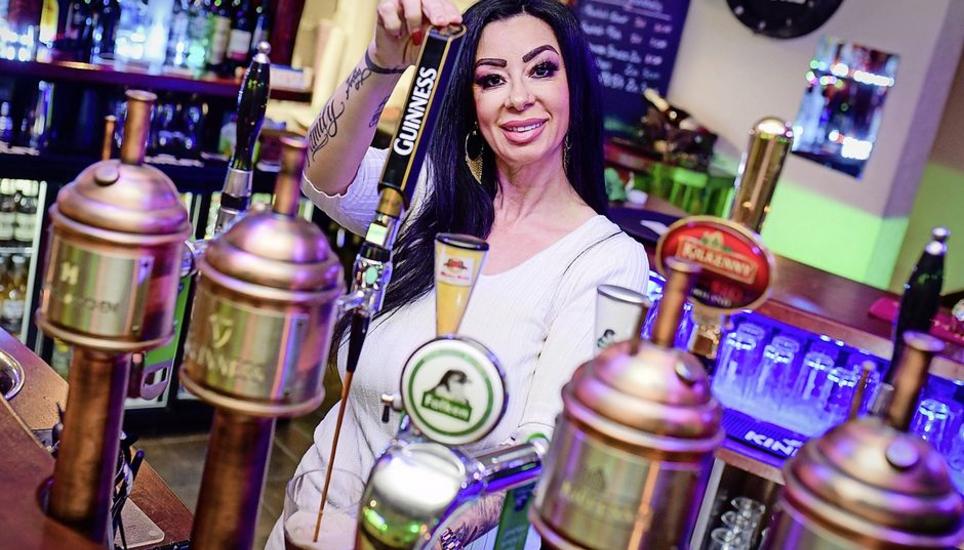 Elena Hugle betreibt neu den «Samantha’s Pub» in Neuhausen. Bild: Melanie Duchene