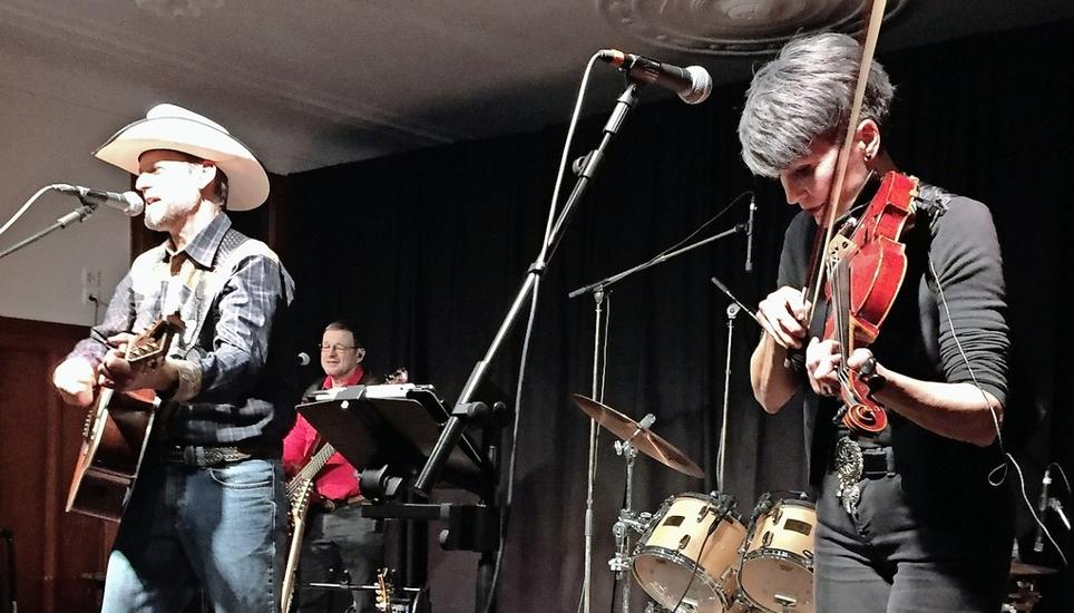 Die «Saddle Creek Country Band» mit Sänger Raphy (l.) und Sängerin Silvia. Bild: Ursula Fehr