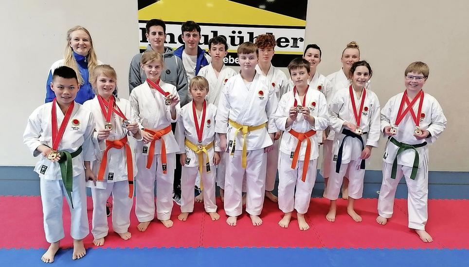 Karate Club Wyland: (Hinten v.l.) Nina Leutenegger, Nicolas Schoch, Pascal Schoch, Timo Leuthold, Maurice Feichtinger, Devin Schweri uns Scarlett Strub. (Vorne v.l.) Liam Urweider, Eileen Arm, Sophie Gaus, Juri Röhren, Ennio Hottmann, Stefan Meister, Natalie Schoch und Moritz Fischer. Bild: zVg