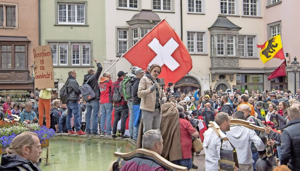 Der Fronwagplatz am Samstag, 17. April 2021: Massnahmengegner versammelten sich auch ohne Bewilligung in der Schaffhauser Altstadt. Bild: Jeannette Vogel