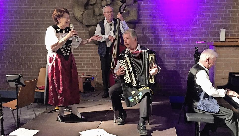 Maaya Rymann mit Fritz Fuchs am Bass und Martin Nauer am Akkordeon. Bild: Ursula Fehr