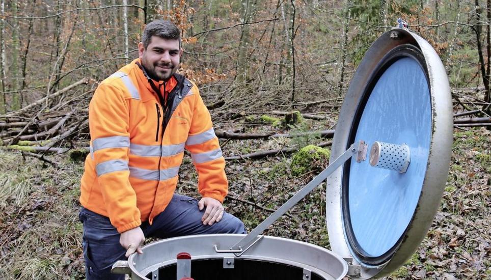 Mit Freude am Wasser dran: Der Buechemer Brunnenmeister Tim Fehr bei einer Brunnenstube. Bild: Brigitt Hunziker Kempf