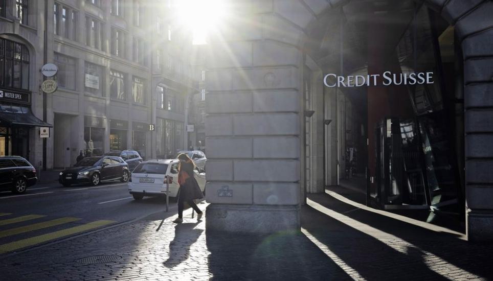 Eine Frau läuft an einer Credit-Suisse-Filiale in Zürich vorbei. Bild: Keystone