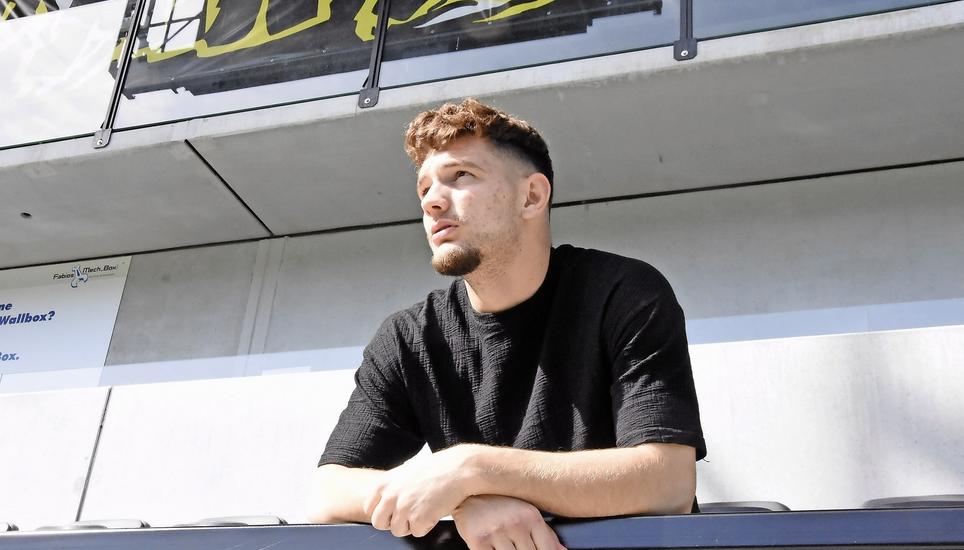 Valon Hamdiu blickt melancholisch in das weite Rund der Wefox-Arena. Der 24-Jährige verlässt den FCS. Bild: Tobias Erlemann