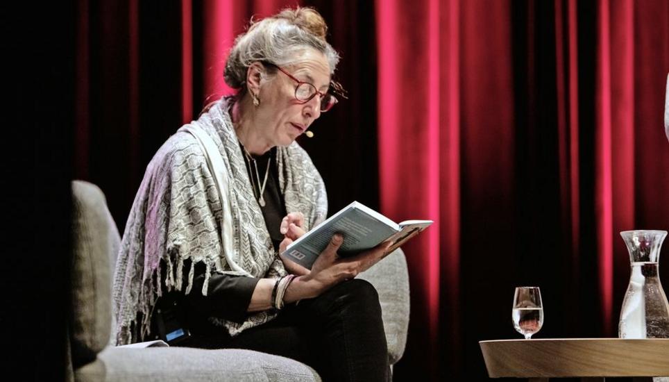Schriftstellerin Judith Hermann eröffnete die Erzählzeit mit träumerischen Szenen aus ihrem neuen Werk. Bild: Roberta Fele
