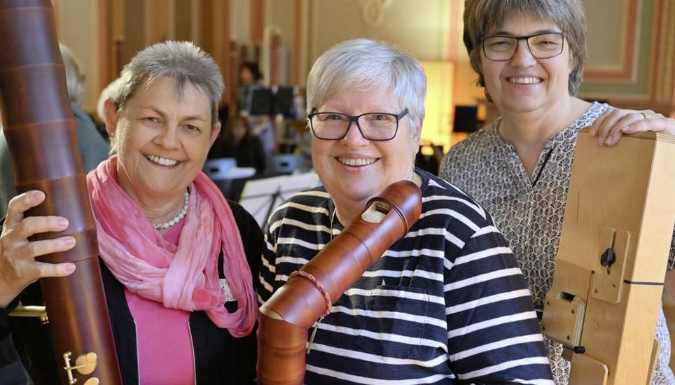 Vreni Egger und Esther Siegenthaler-Müller mit Küng-Flöte und Petra Burgi mit Konkurrenzmodell (v. l.).