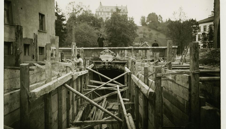 Im September 1922 haben die Arbeiten begonnen. Im Oktober ist bereits ein Holzkunstwerk entstanden.