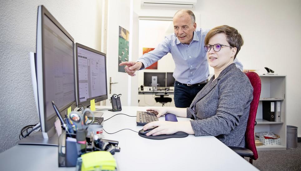 Ein Beispiel gelungener Integration: Lynn Richner bei der Raiffeisenbank mit Daniel Brüschweiler, Vorsitzender der Bankleitung. Bild: Roberta Fele