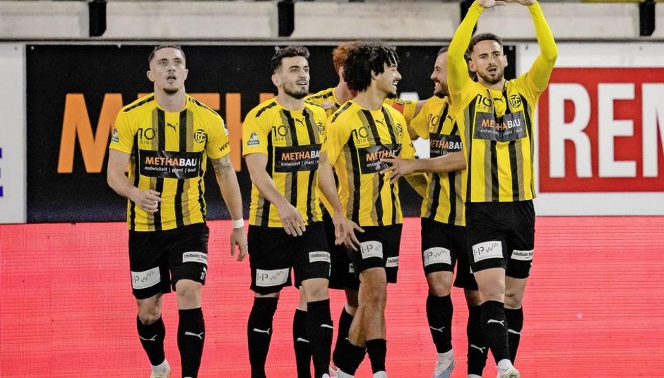 Danke liebe Fans: Die jubelnden FCS-Spieler danken ihrem Anhang in der Wefox-Arena nach dem Sieg. Bild: Roger Albrecht