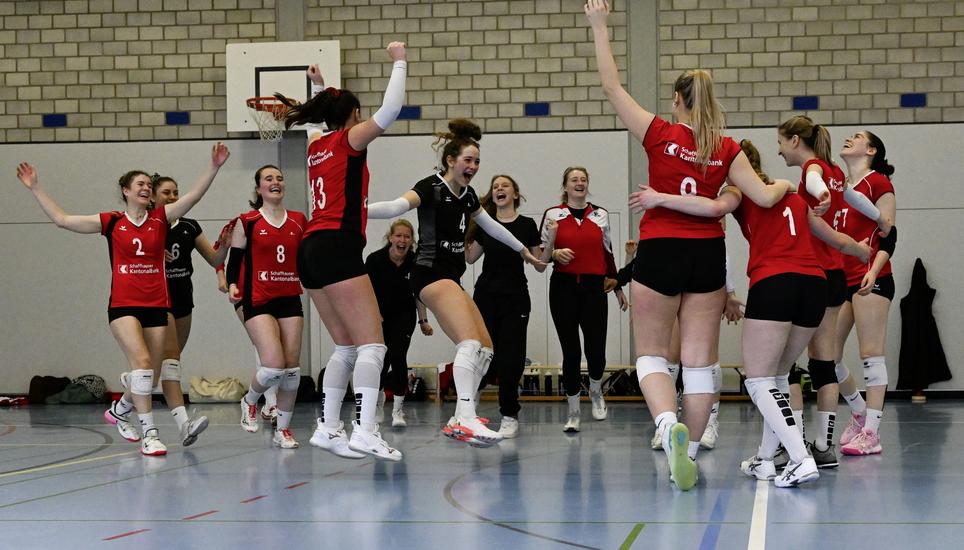 Der Jubel des VC-Kanti-2-Teams nach dem gewonnenen Aufstiegsspiel. Bild: Reinhard Standke