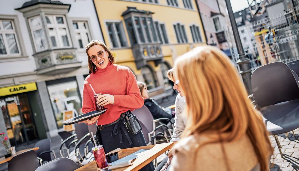 Im Café Nordlicht bewirtet Mira auch draussen. Bild: Melanie Duchene