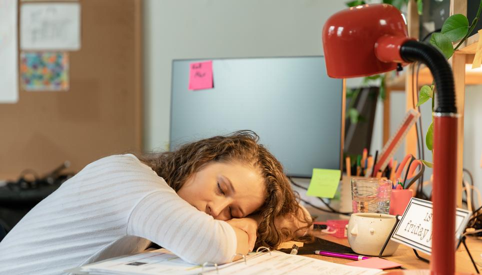 Die Frühlingsmüdigkeit plagt derzeit viele und ist bei der Arbeit besonders lästig. Bild: Pexels.com
