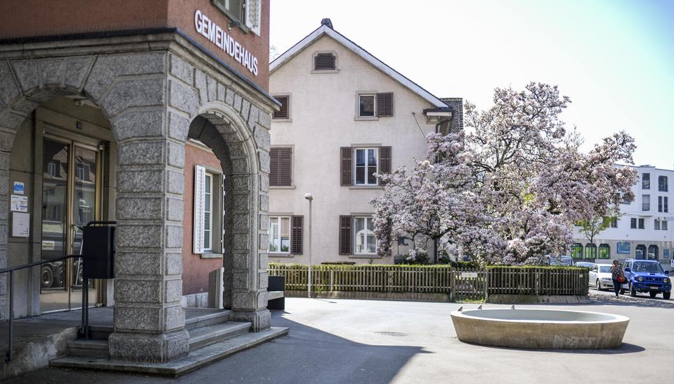 In der Nähe des Gemeindehauses in Neuhausen ist ein Streit zwischen mehreren Frauen eskaliert. Bild: SN-Archiv/Melanie Duchene