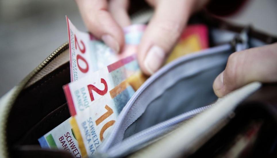 Auch wenn die Inflationszahlen in der Schweiz deutlich tiefer liegen als in den Nachbarstaaten: Der «unsichtbare Dieb» schwächt auch hier die Kaufkraft. Bild: Melanie Duchene