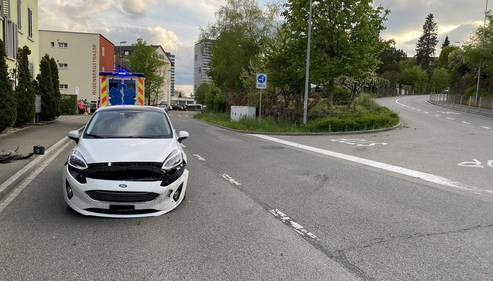 ... und kam, nachdem es unter anderem ein korrekt fahrendes Auto rammte, auf der Zelgstrasse zum Stillstand.