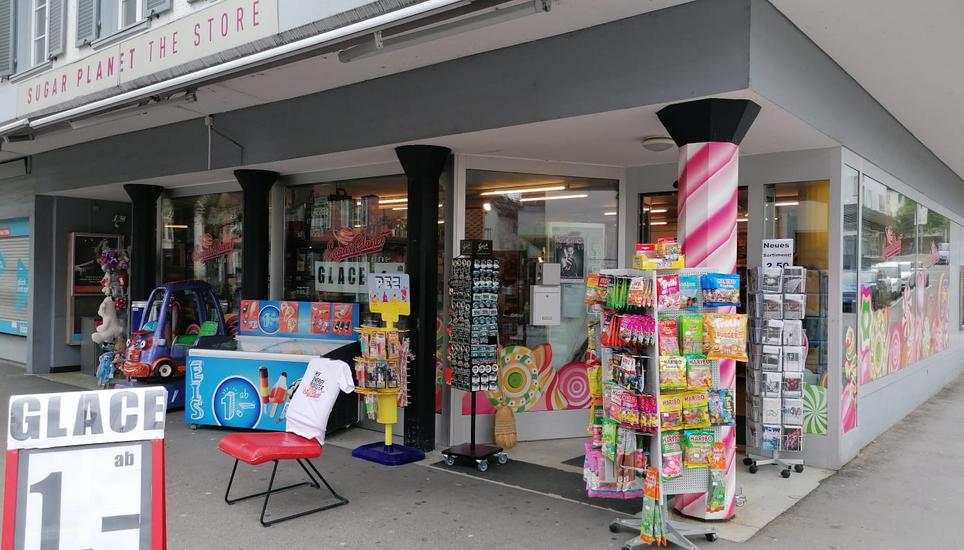 Der Süssigkeitenladen Sugar Planet an der Zentralstrasse 43 in Neuhausen ist am Samstag von einem Dieb heimgesucht worden. Bild: zVg/Ingo Knappich