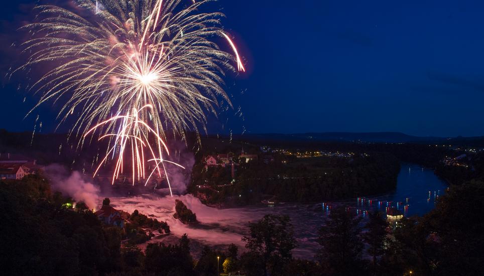 An der Sitzung vom 2.Mai 2023 hat der Gemeinderat beschlossen, das Feuerwerk am Rheinfall mit einem Beitrag von 12'000 Franken zu unterstützen. Bild: SN-Archiv