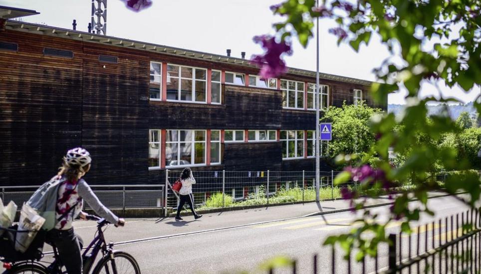 Am Schulhaus Granatenbaumgut wird eine Schulleiterin oder ein Schulleiter gesucht. Bild: Melanie Duchene