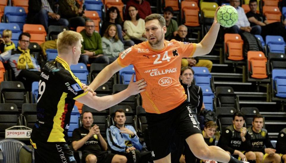 Voller Einsatz für die Schaffhauser Handballer: Kadetten-Urgestein Nik Tominec beim Torabschluss. Bild: Standke