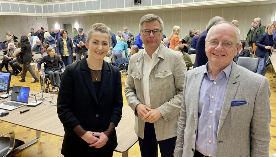 Ina Jessen, Christoph Bauer (Kunstmuseum Singen) und Wolfgang Kramer (v.l.) beim Vortrag über den Maler Otto Dix in Singen. Bild: Gudrun Trautmann