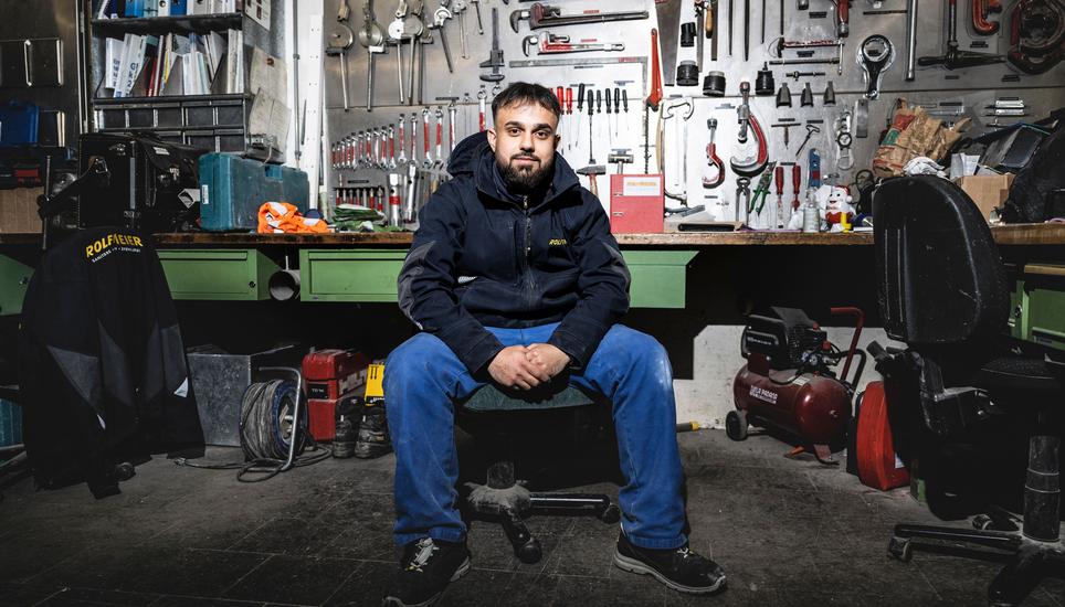 Lehrabschluss als Sanitär vor Augen: Khaled Hussein in seinem Betrieb in St.Gallen. Bild: Arthur Gamsa