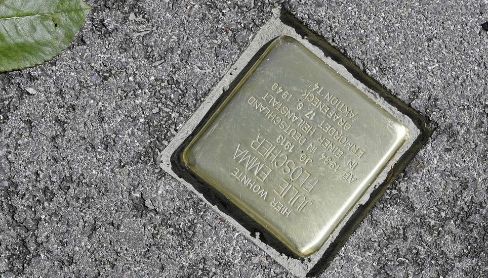 Dieser Stolperstein liegt in Zürich und gedenkt Julie Emma Flöscher: Die behinderte junge Frau wurde von der Schweiz abgeschoben und 1940 von den Nationalsozialisten ermordet. Der Stein markiert ihren ehemaligen Wohnort. Bild: Key