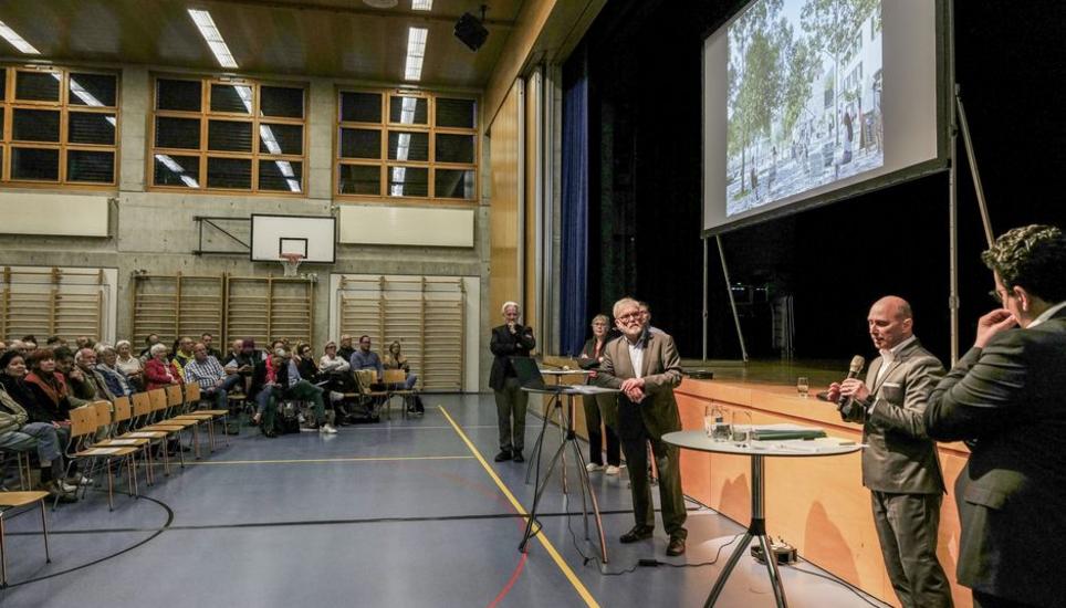 Unter Leitung von Peter Hartmeier (Mitte) diskutierten Vertreter des Stadtrates und des Gewerbevereins über die Gestaltung und Nutzung der Steiner Schifflände. Bild: Jean-Marc Rossi