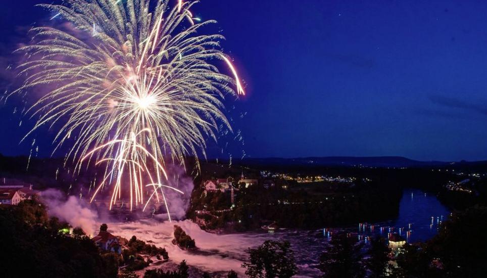 Zigtausende Menschen pilgern am 31. Juli jeweils nach Neuhausen, um das Rheinfall-Feuerwerk anzuschauen. Es gibt aber auch Kritik am Anlass. Bild: Selwyn Hoffmann