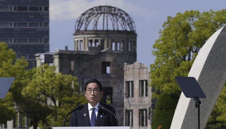 Japans Premierminister Fumio Kishida bei seiner Schlussansprache zum G7-Gipfel, mit dem weltberühmten «Atomic Bomb Dome» im Hintergrund. Bild: Key