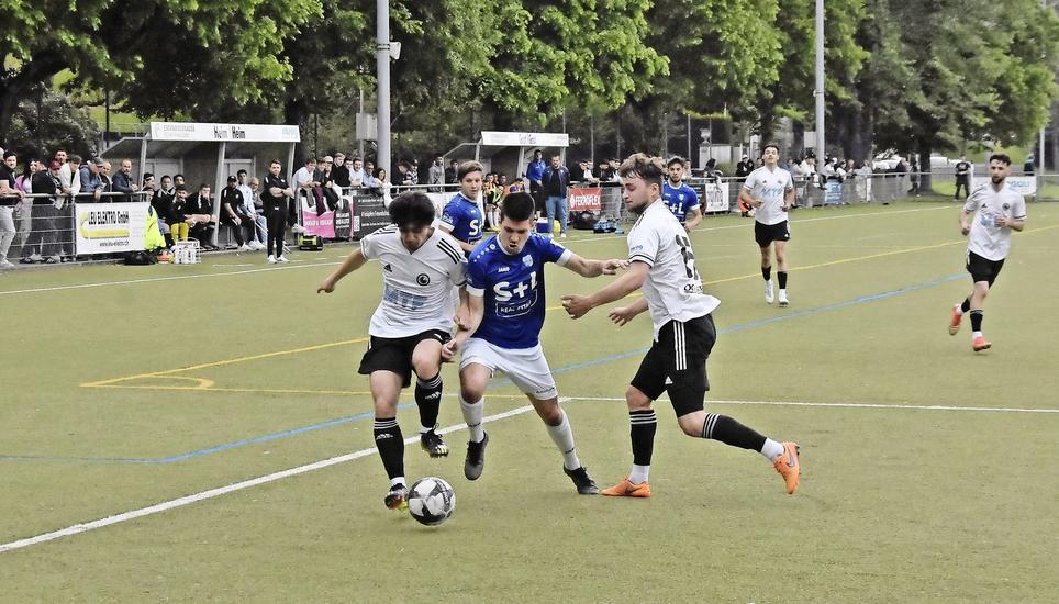 Die SVS-Spieler Nasibullah Gholami (links) und Jovan Rether im Duell mit Widnaus Noah Thönig. Bild: Pascal Oesch