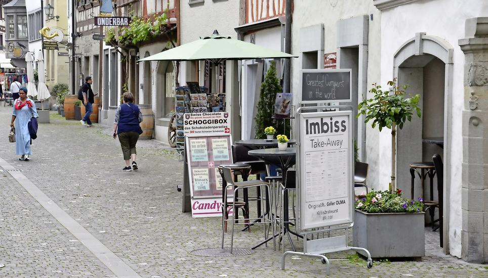 Der Imbiss Tiergarten darf bleiben, doch Shops müssen bei ihren Warenauslagen Einschränkungen hinnehmen, wenn das neue Reglement zur Nutzung des öffentlichen Raums in Stein am Rhein angenommen wird. Bilder: Thomas Martens