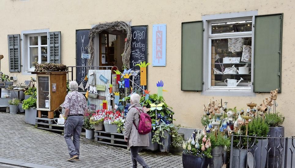 Das Geschäft Unikat wird Verkaufsobjekte, die bis anhin im öffentlichen Raum über Nacht draussen bleiben konnten, reinholen müssen.