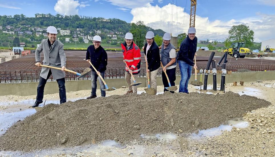Gottmadingens Bürgermeister Michael Klinger, Wirtschaftsförderer Thomas Schleicher, Firmengründer Fabrice Bezençon, Sven Koch, Malte Winkler und Johannes Kauert von Bernis SA (von links) beim Spatenstich am «Schweizer Tor». Bild: Gudrun Trautmann