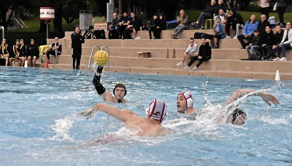 Die Schaffhauser Wasserballer (mit schwarzen Badekappen) verloren das erste Outdoor-Spiel gegen Horgen mit 10:12. Bild: Pascal Oesch