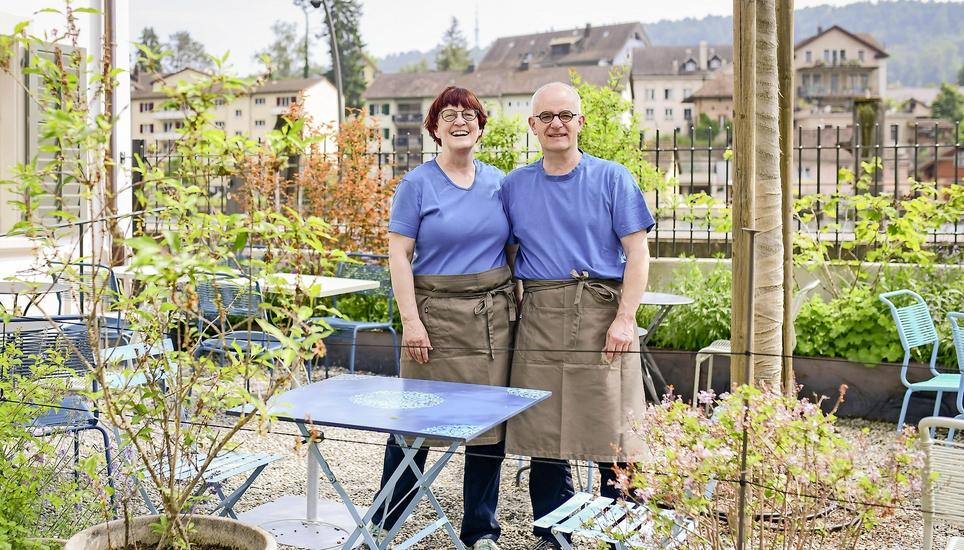 Die Tische und Stühle im Aussenbereich passen farblich zum Rhein, genauso wie die Outfits des Ehepaars Christina Rütimann und Ion Karagounis, die das «Café am Rheinquai» eröffnet haben. Bild: Melanie Duchene