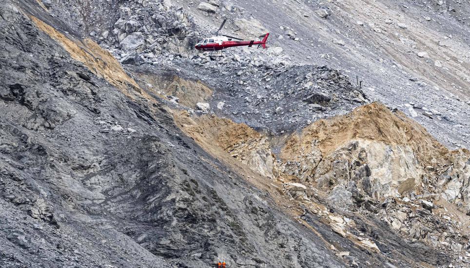 Am Hang oberhalb von Brienz im Kanton Graubünden drohen bis zu 2 Millionen Kubikmeter Gestein abzubrechen. Bild: Gian Ehrenzeller / Keystone