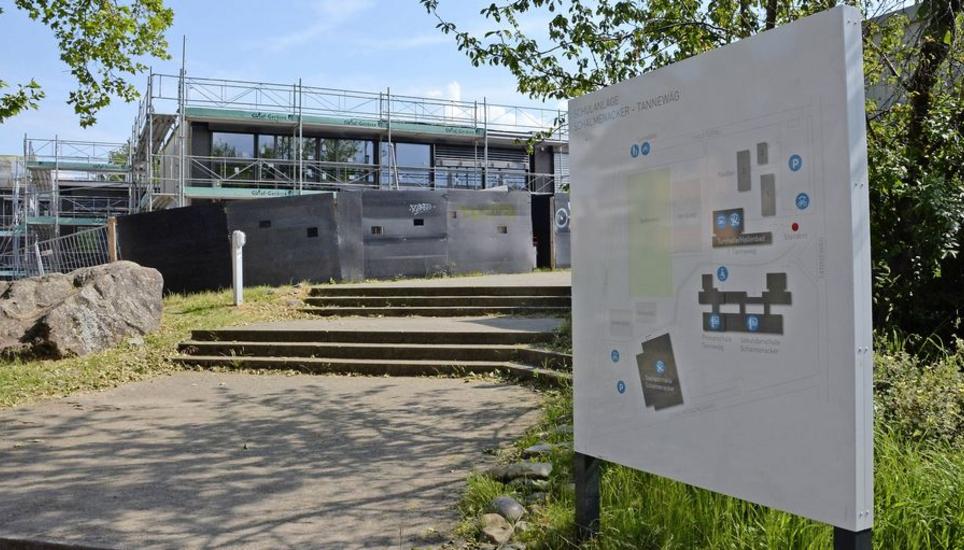 Wird bald fertiggestellt: Der «Anbau Ost/Trakt A» (im Hintergrund) des Schulhauses Schalmenacker in Rafz. Bild: Alexander Joho