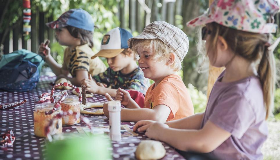 Feiert ein Spielgruppenkind Geburtstag, wird gebacken. Bilder: Roberta Fele