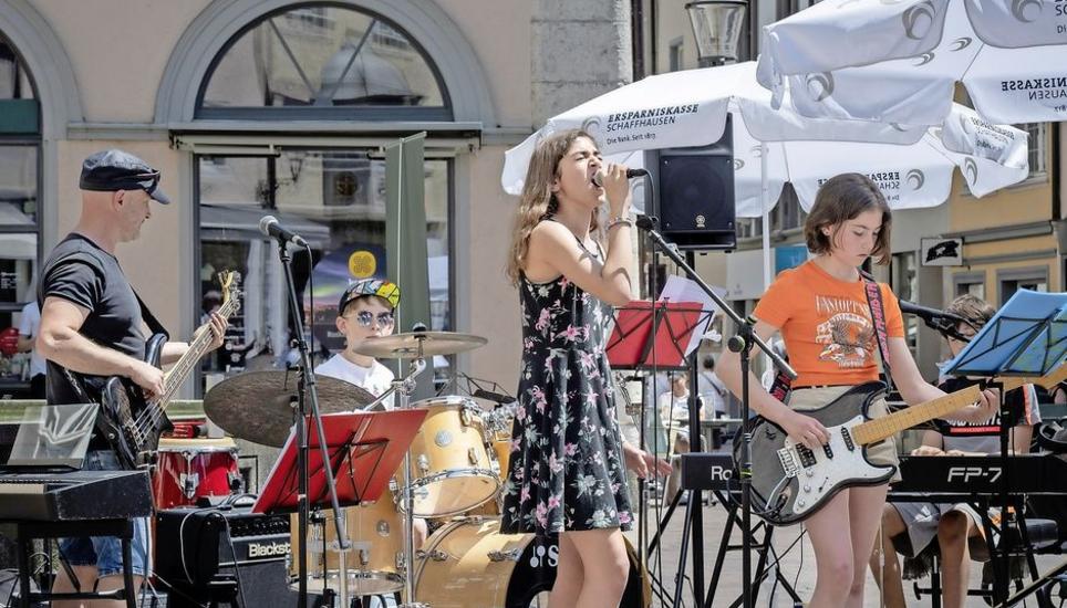 Beim Tellenbrunnen rockte die Sunny Gang mit der Sängerin Ally Meyer das Publikum. Bild: Jeanette Vogel