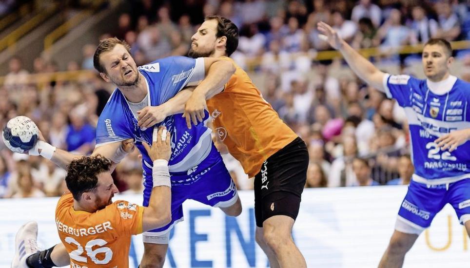 Aller Einsatz nützte am Ende nichts: Die Kadetten mit Lukas Herburger (links) und Michael Kusio (Mitte) unterlagen dem HC Kriens-Luzern um Fabian Böhm (Zweiter von links) nach Penaltyschiessen. Bild: Keystone