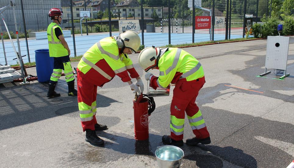 Bevor es losgehen kann muss der Feuerlöscher mit Wasser befüllt werden.