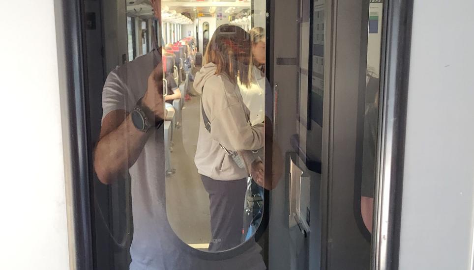 Stopp in Baden: Vereinzelt folgen Passagiere dem Aufruf, den Zug zu verlassen, auch in der 1. Klasse - obwohl dort keine Überbelegung war. Bild: Patrik Müller