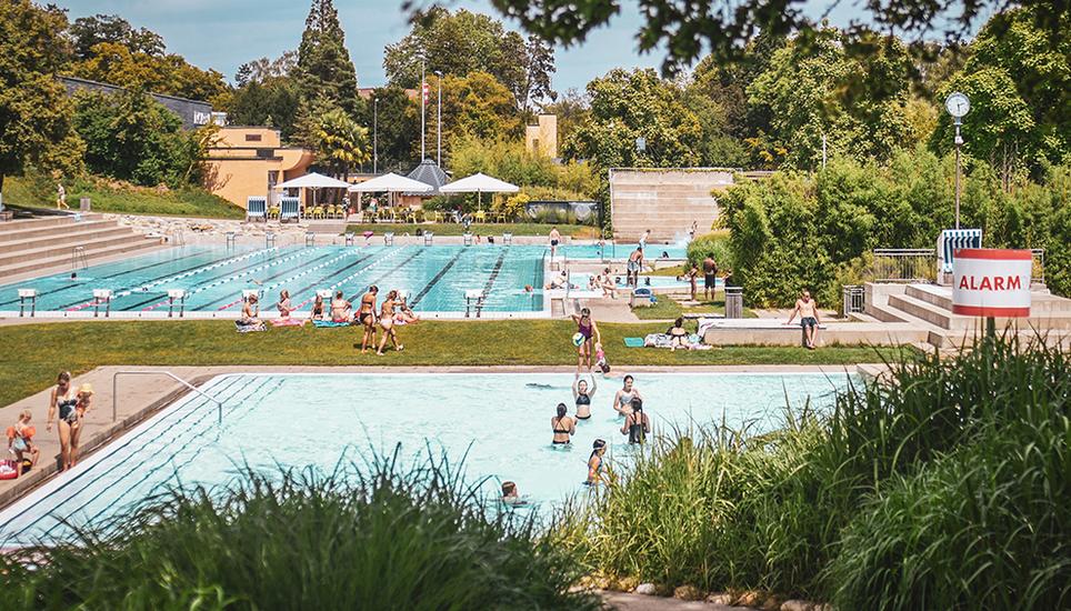 Ein- bis zweimal in der Saison und immer freitags, nach einer besonders warmen Woche, bleibt die KSS im Rahmen der «Late Night Swim» bis Mitternacht geöffnet.